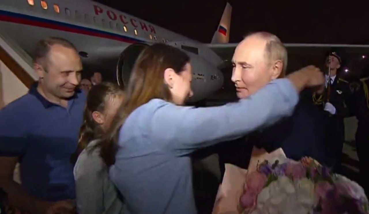 Vlagyinir Putyin személyesen fogadta a hazatérő oroszokat Fotó: Bendarzsevszkij Anton Facebook oldala