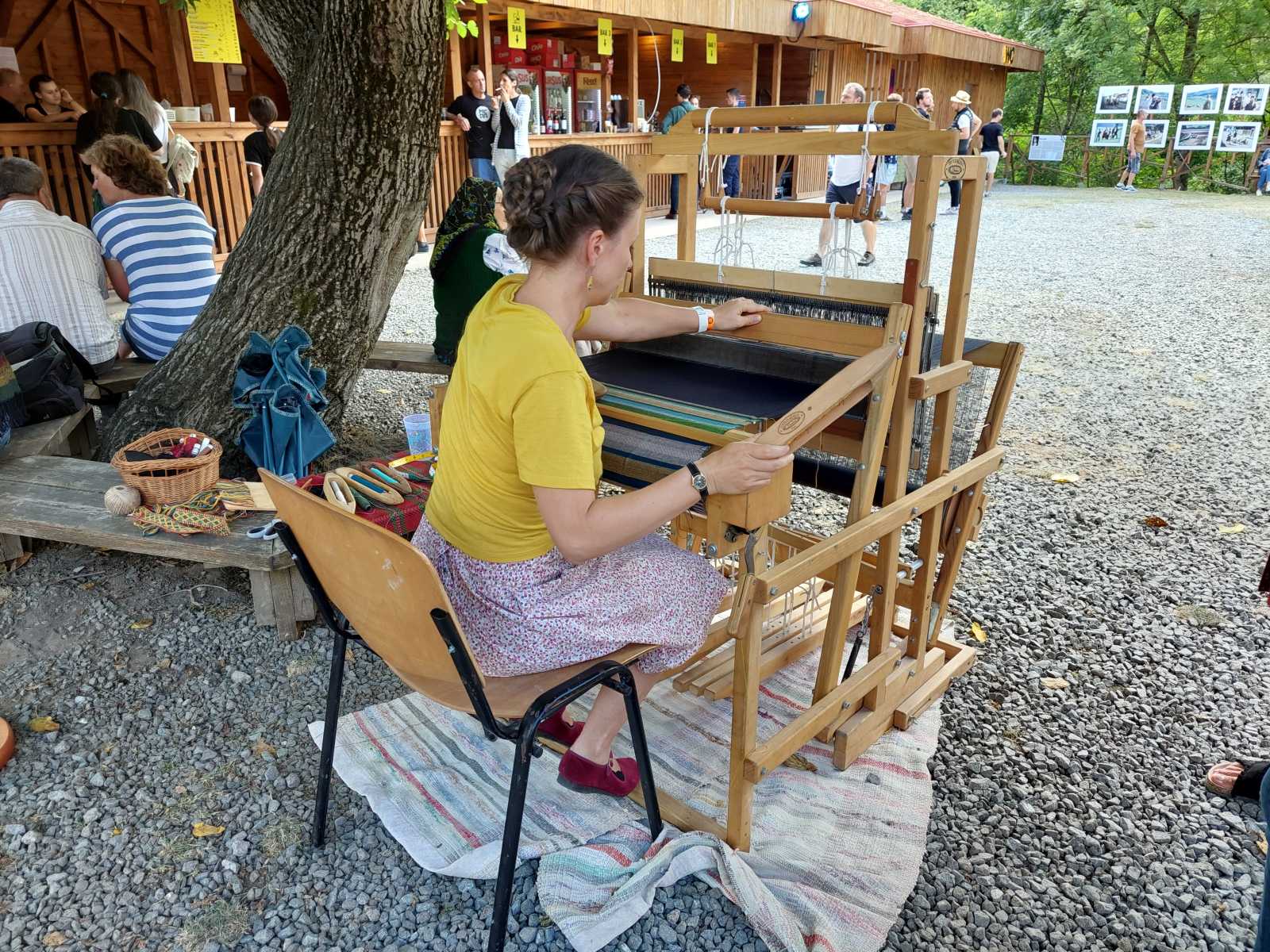 A fesztiválra látogatók a hagyományos mesterségekbe is bepillantást nyerhettek: napközben például a szövést is ki lehetett próbálni.