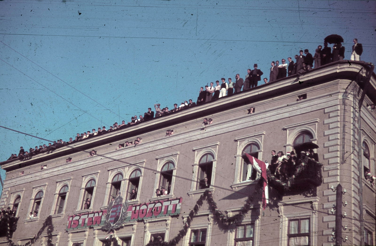 A marosvásárhelyi főtér egyik háza a magyar csapatok bevonulásakor, 1940. szeptember 10-én l Fotó: Fortepan