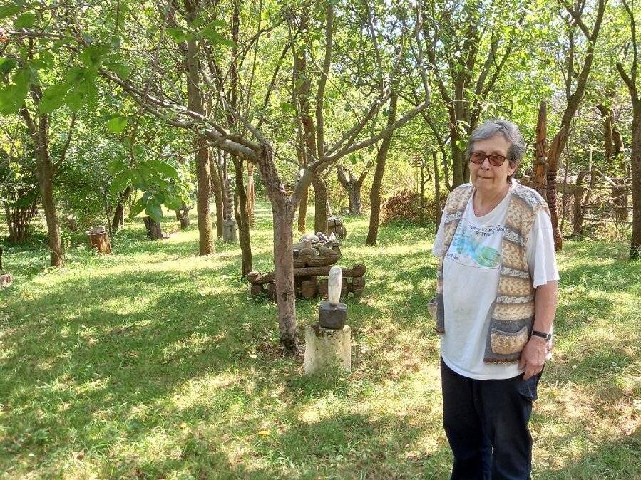 Székely Balázs Ilona a kertjében kialakított szoborparkban | A szerző fotója