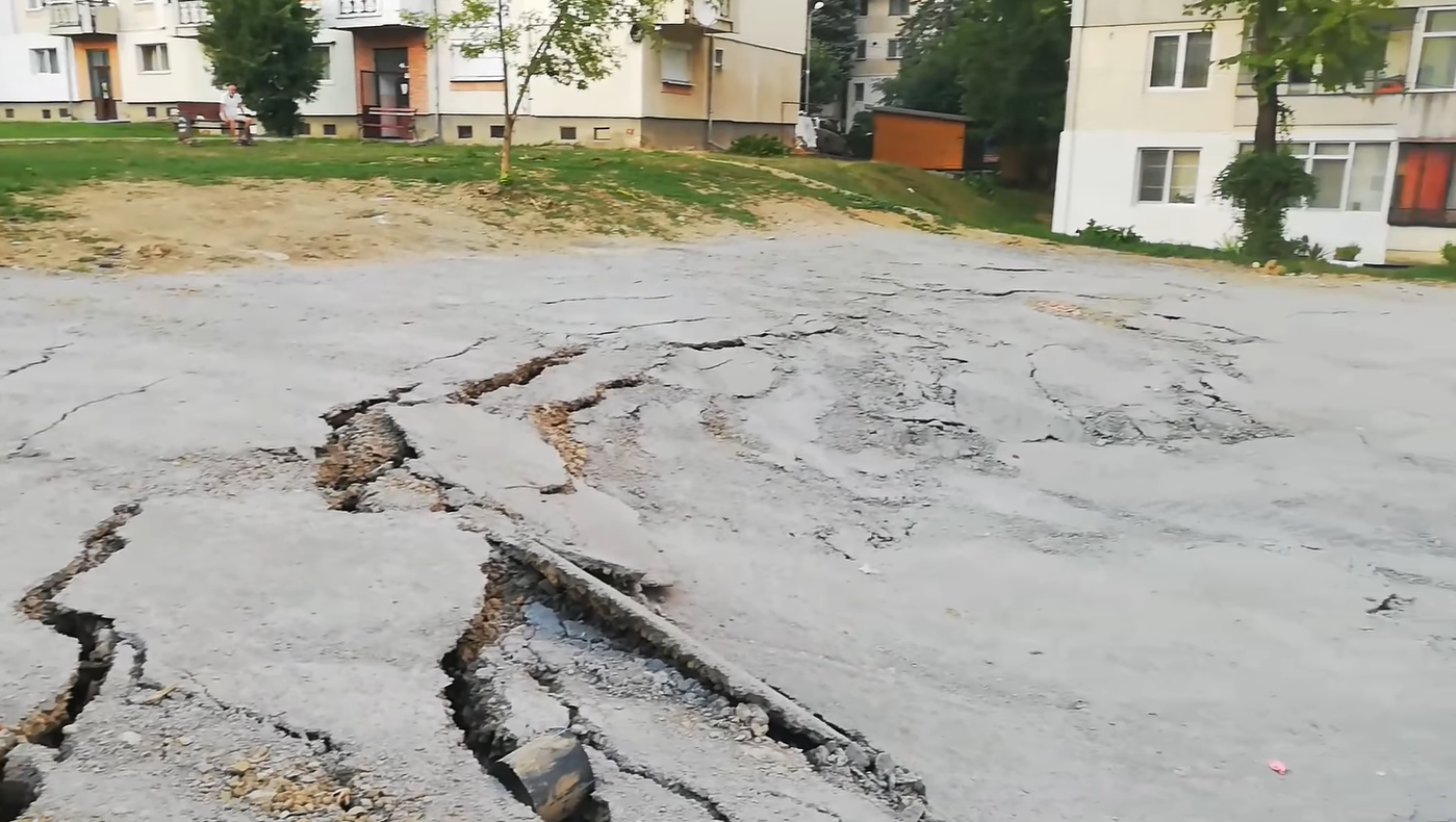 A tömházak felé terjed a kráter | Fotó: egy slanic-i lakos/Facebook/képernyőmentés