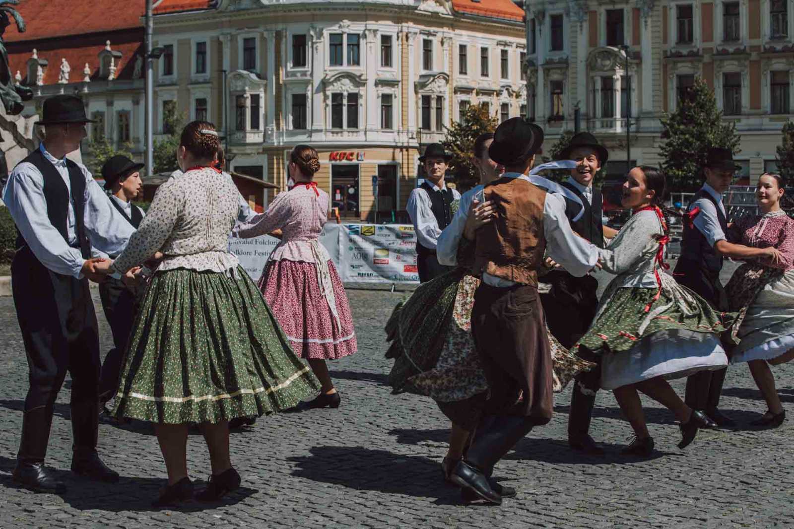 Elkezdődött a 26. Szent István-napi Néptánctalálkozó Kolozsváron. A világ számos pontjáról érkeztek zenészek és táncosok a kincses városba.