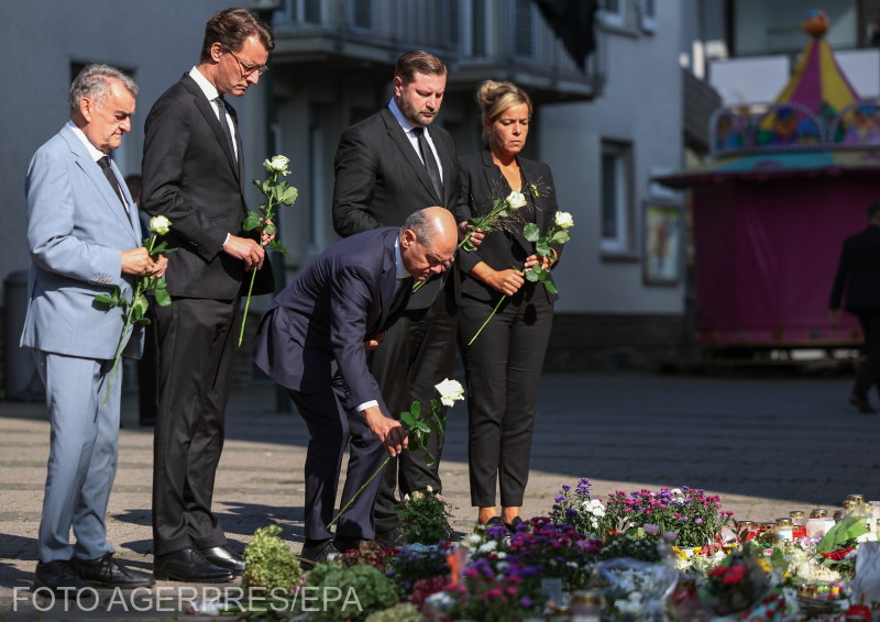 Herbert Reul (balról jobbra), Észak-Rajna-Vesztfália tartomány belügyminisztere, Hendrik Wuest, Észak-Rajna-Vesztfália tartományi miniszterelnök, Olaf Scholz német kancellár, Tim Kurzbach, Solingen polgármestere és Mona Neubaur, Észak-Rajna-Vesztfália gazdasági, ipari, éghajlatvédelmi és energiaügyi minisztere virágot helyez el a solingeni tetthely közelében.