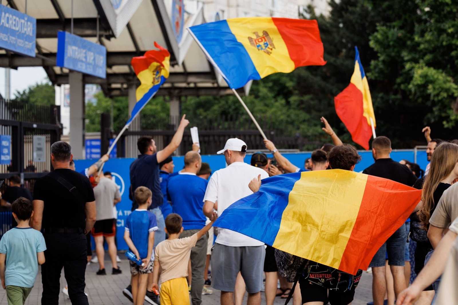 Moldovai és román zászlókkal vonuló fociszurkolók Fotó: Maia Sandu Facebook oldala 
