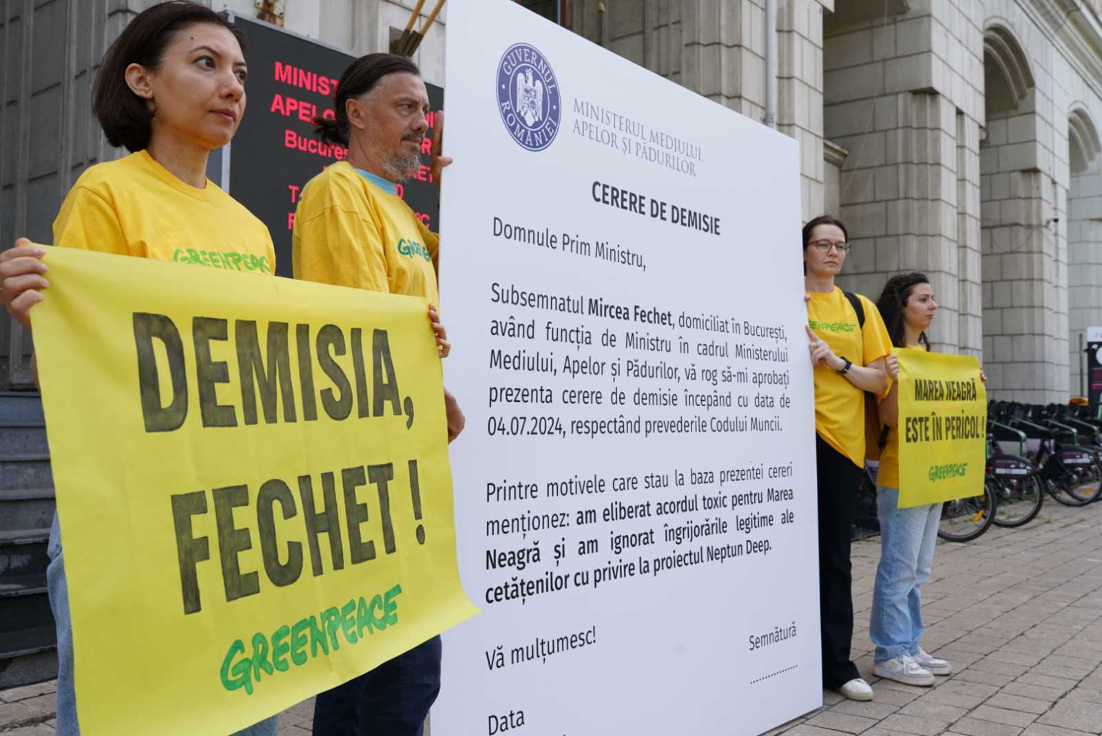 A környezetvédő aktivisták a minisztérium elé vonultak | Fotó: Facebook/Greenpeace Romania