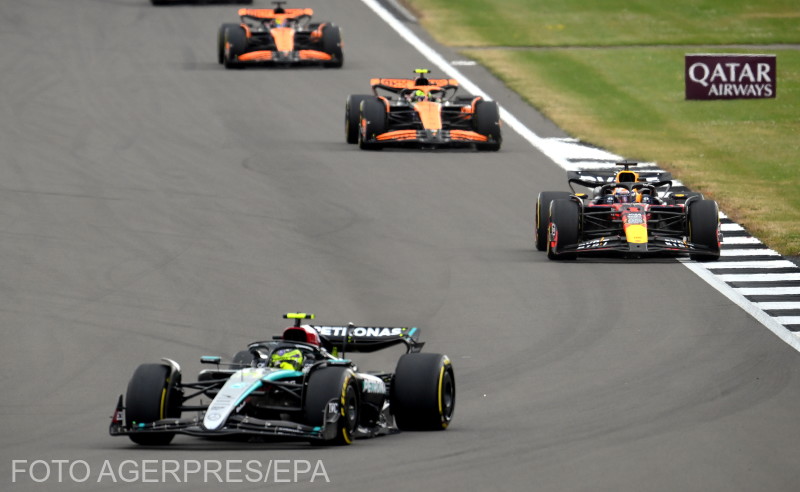 A Mercedes brit versenyzője, Lewis Hamilton verseny közben a Forma-1-es Brit Nagydíjon a silverstone-i versenypályán, Towcesterben | Fotó: Agerpres