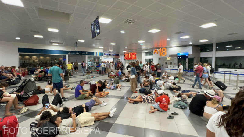 Várakozó utasok a palermói repülőtéren | Fotó: Agerpres 