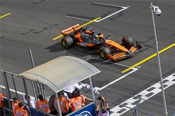 A győztes Oscar Piastri, a McLaren ausztrál versenyzője áthalad a célvonalon a Forma-1-es Magyar Nagydíjon a mogyoródi Hungaroringen | Fotó: MTI