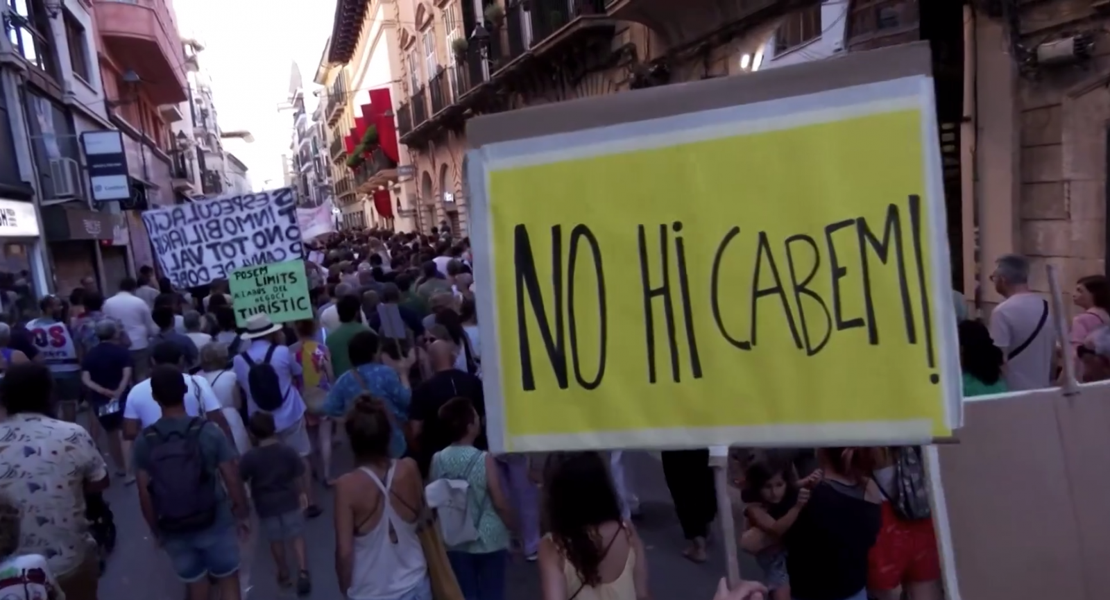 Tüntetők Palma de Mallorcán | Fotó: képernyőmentés