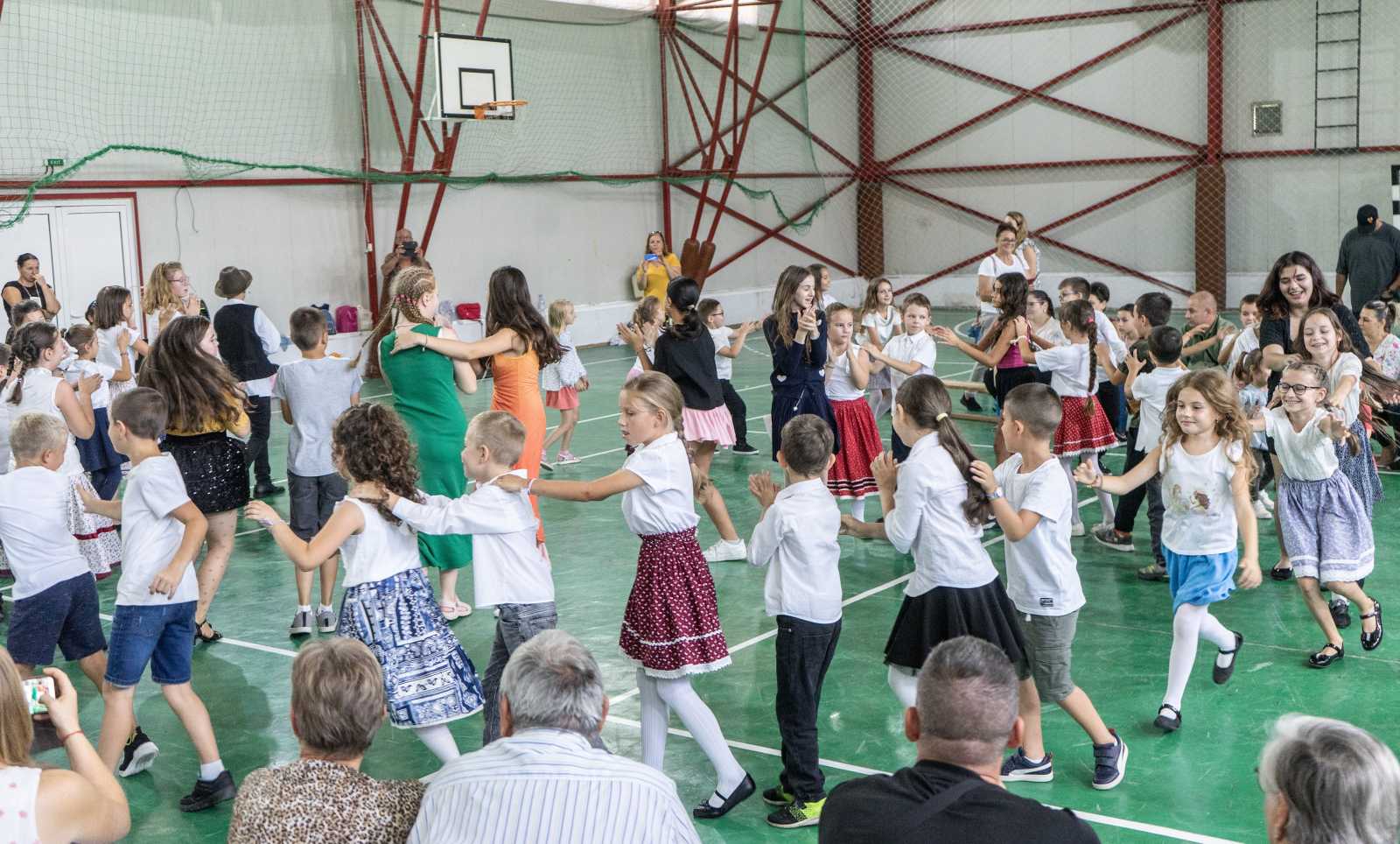 A gyerekek szemmel láthatóan élvezték a néptáncot | Fotó: A szerző felvétele