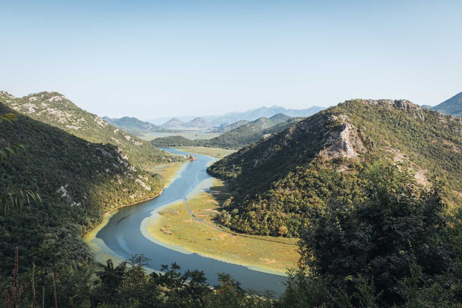 Novi Pazarból indultunk, ahonnan a montenegrói határ már nagyon közel volt, majd utunk a tenger felé vitt egészen Dobra Vodába. Szebbnél szebb helyeken haladtunk át, szerpentines utakon, gyönyörű tájakon, és még az út is szuper minőségű.