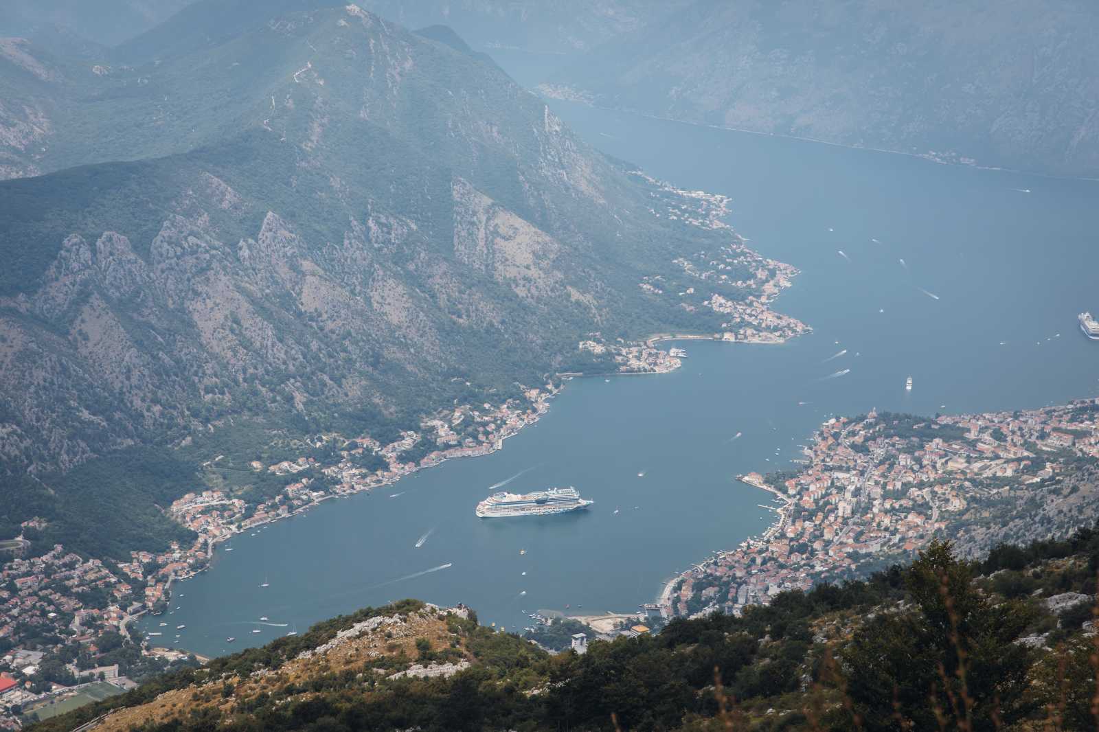 Két éjszakát töltöttünk a tengernél, majd indultunk is tovább a Kotori-öblön keresztül egészen Boszniáig. Ha valamit ne hagyjatok ki, ha Montenegróba készültök, akkor az a Kotori-öböl – a táj lenyűgöző!