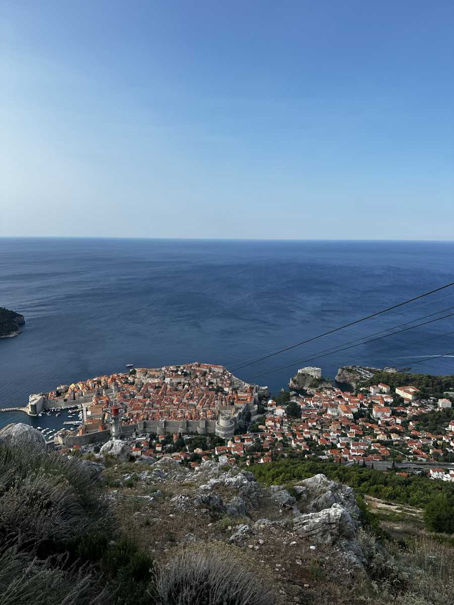 Boszniából szinte már csak egy ugrás volt Horvátország, azon belül is Dubrovnik városa, ami az ország legdélibb részén található az Adriai-tenger partján. Az óváros a rengeteg sikátorral és összefolyó kis utcákkal már-már olyan, mint egy labirintus.