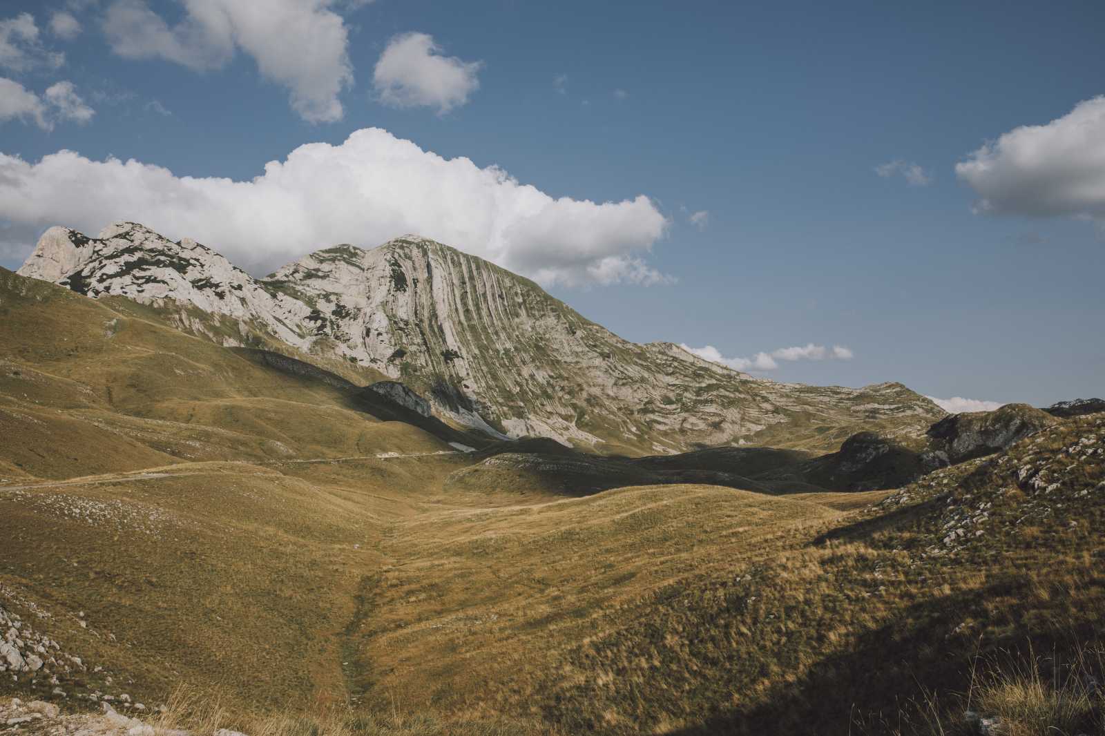 Utunk lélegzetelállító helyeken vitt végig, mint például a Durmitor Nemzeti Park. Az addigi 35–40 Celsius-fokos meleg után a 17 fok szinte felüdülés volt mindenki számára.