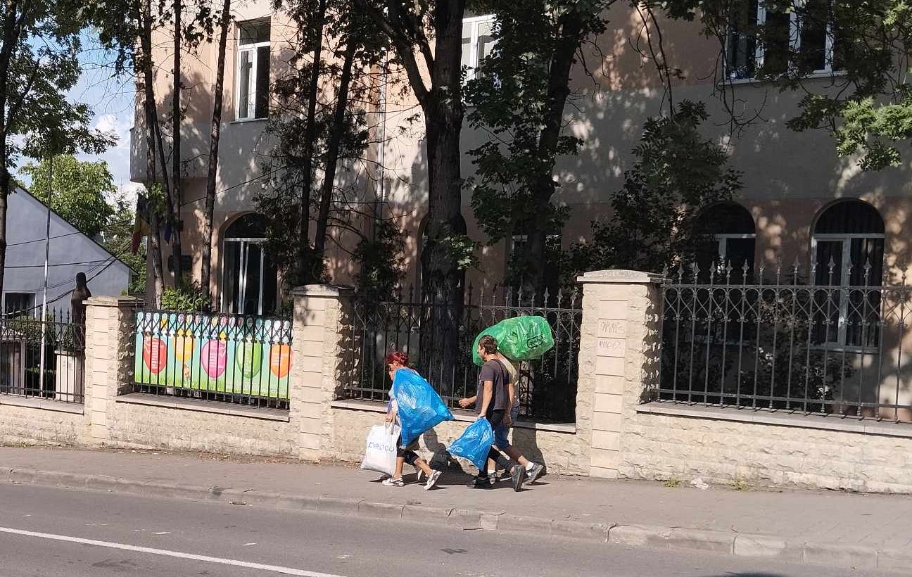 Városon sokan jutnak úgy pluszjövedelemhez vagy abból szerzik a napi betevőt, hogy RetuRO-s csomagolásokat gyűjtenek és váltanak be | A szerző felvétele