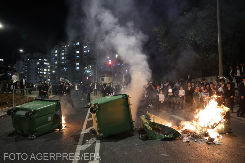Ultraortodox zsidók kukákat gyújtottak fel az új katonai toborzási törvény elleni tüntetésen Jeruzsálemben | Fotó: Agerpres