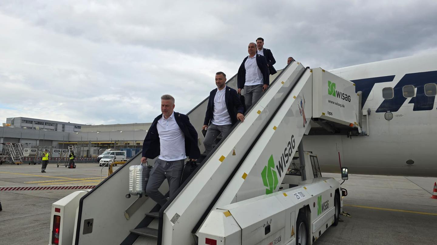A romániai csapatot szállító repülőgép is megérkezett Németországba | Fotó: FRF/Facebook
