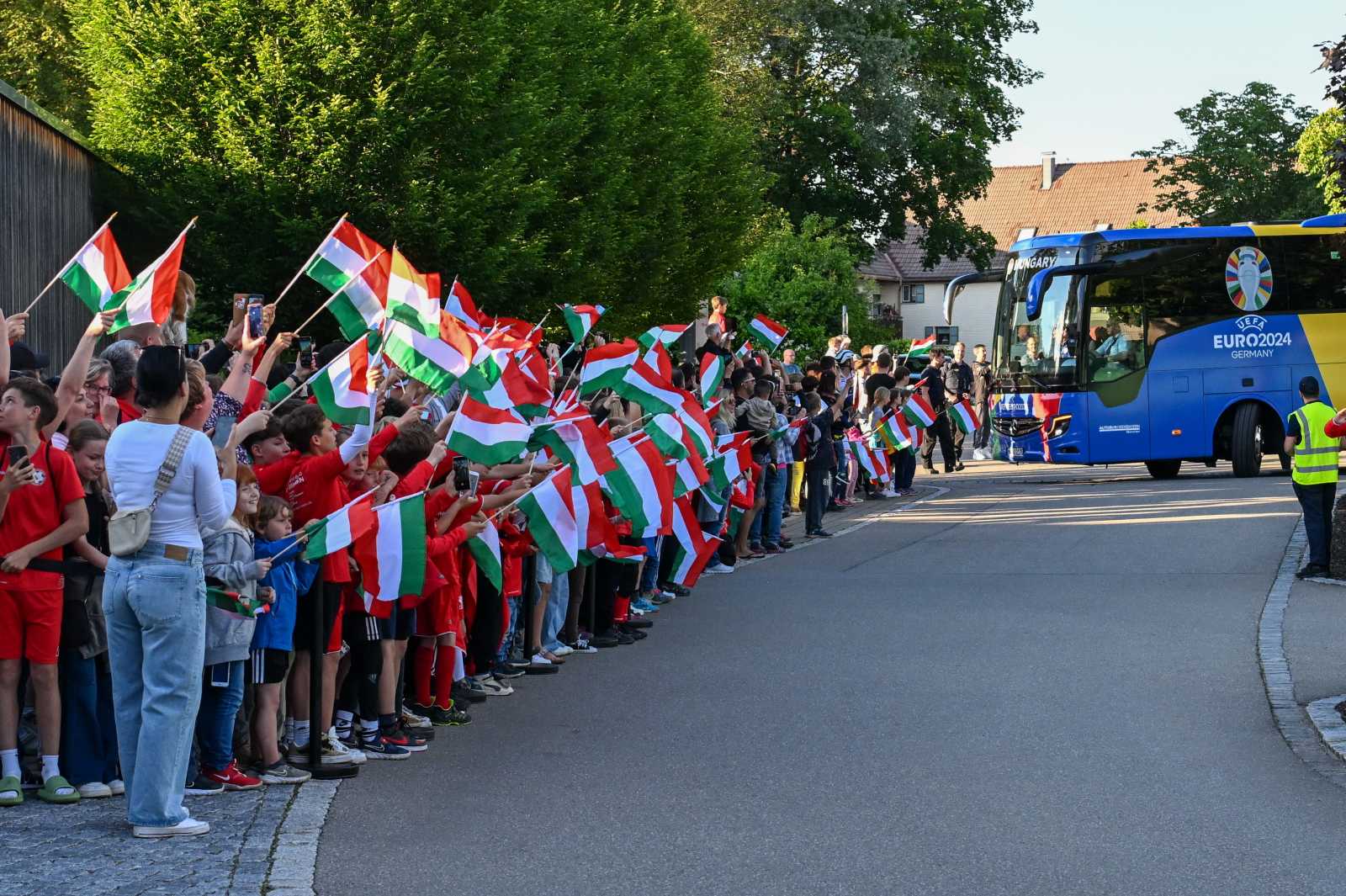 Zászlókat lengető gyermekek fogadták a magyar csapatot Németországban | MTI/Illyés Tibor