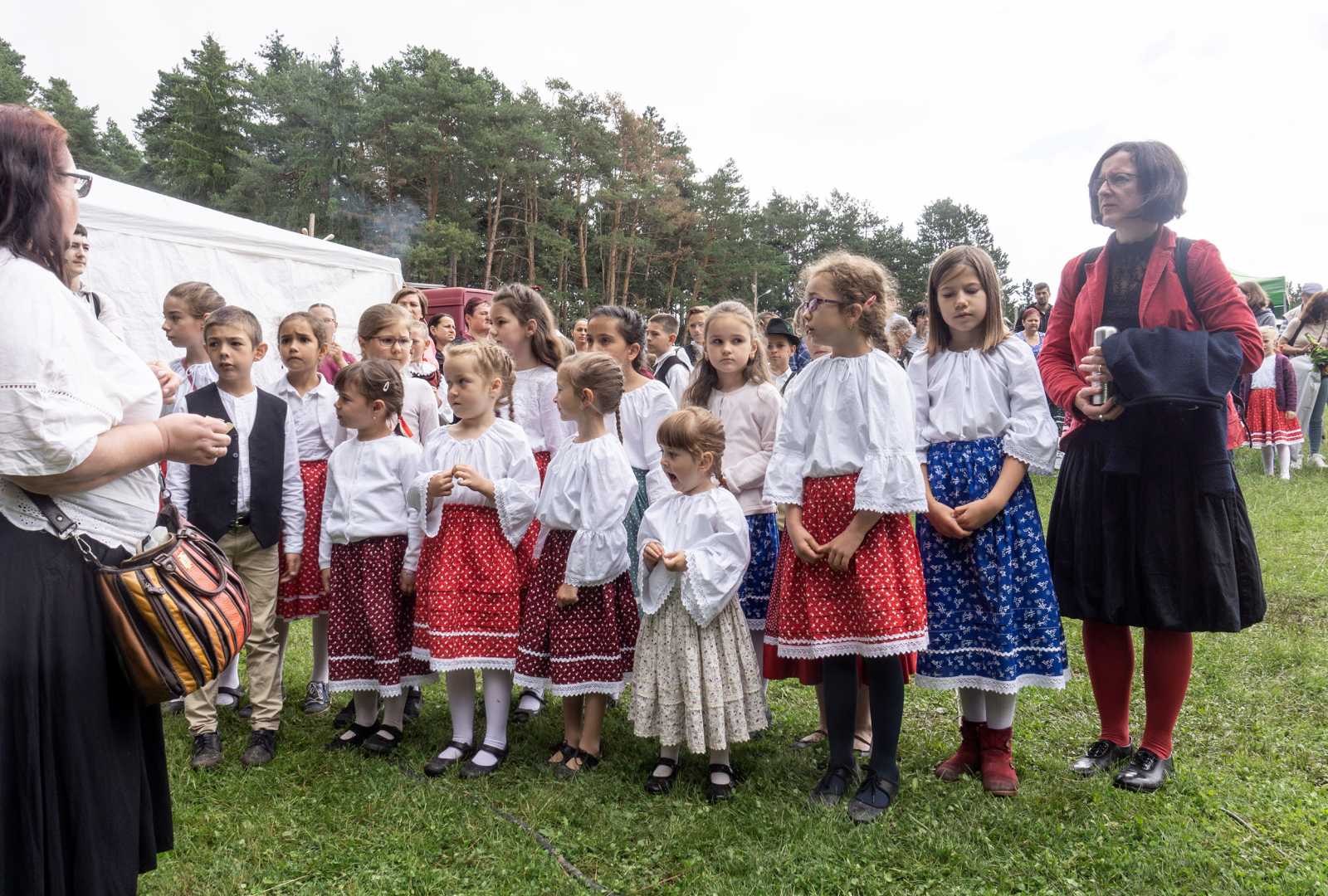 Fellépés előtt a Csicsergők énekegyüttes | A szerző felvétele