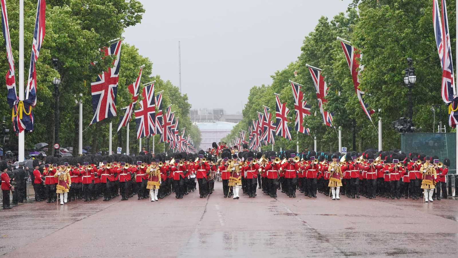 Katonai parádé az uralkodó tiszteletére | Fotó: Facebook/The Royal Family