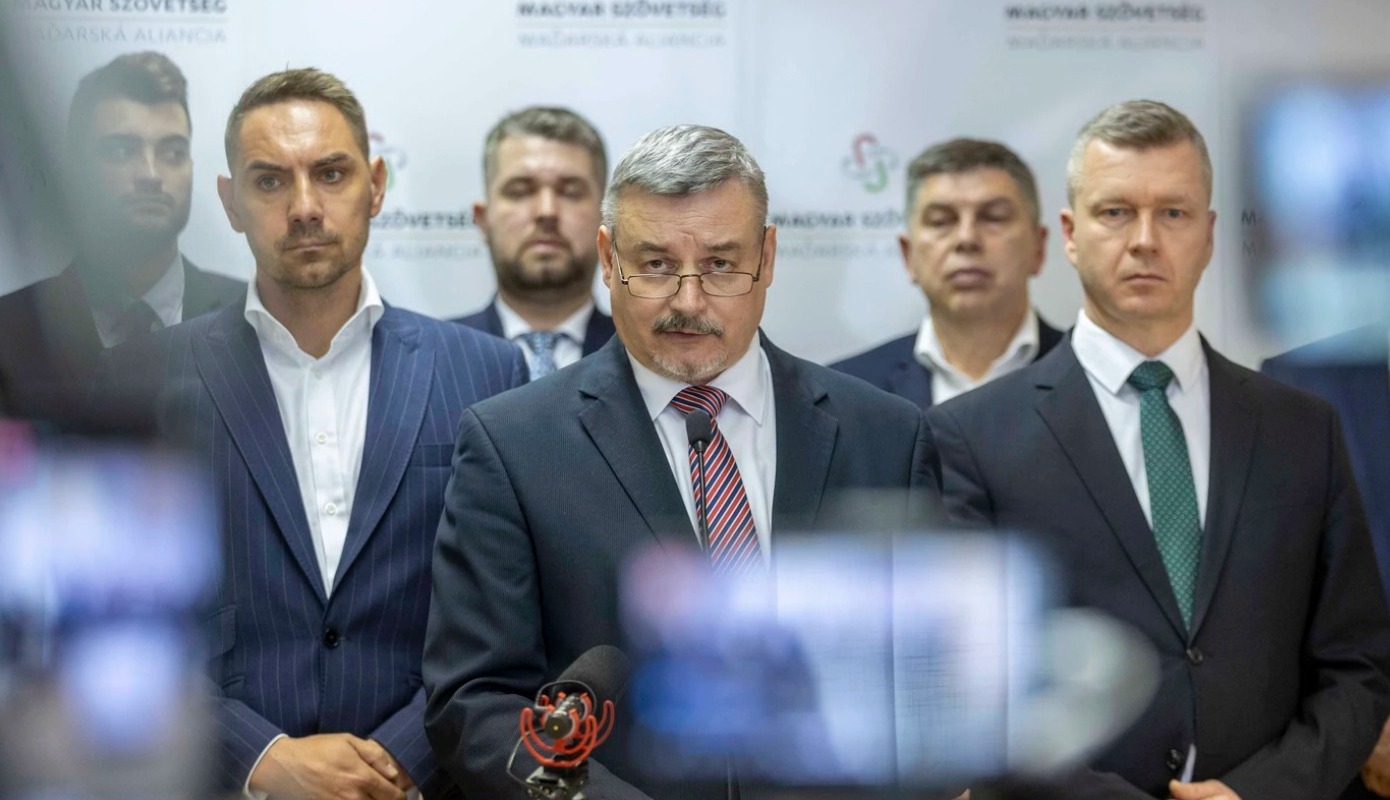 A Magyar Szövetség bemutatja az EP-listáját 2024. február 24-én. Középen a listavezető Berényi József, mellette Forró Krisztián pártelnök (j) és Gyimesi György alelnök (b) l Fotó: Új Szó/Somogyi Tibor