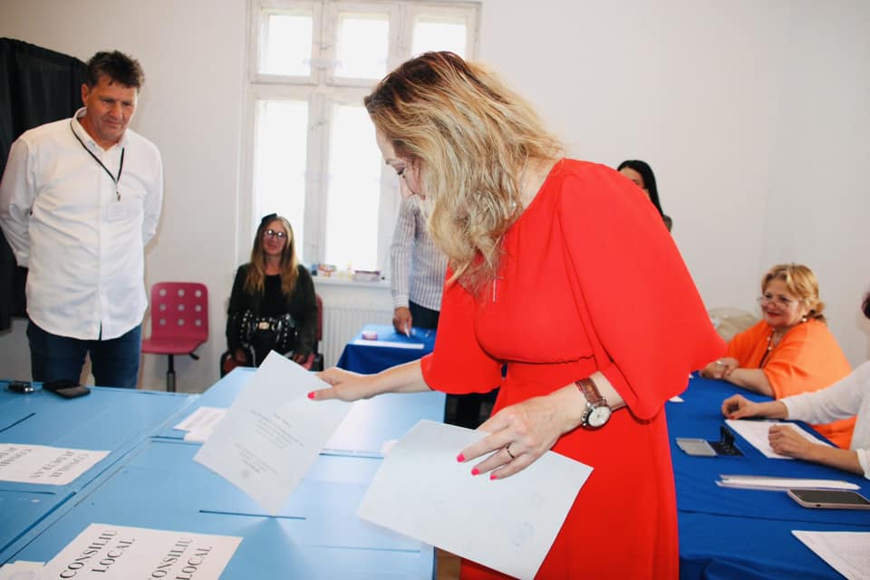 Elena Lasconi fölényesen nyerte meg a polgármester-választást Câmpulung Muscelben Fotó: Elena Lasconi Facebook oldala  p