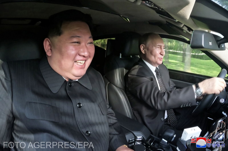 A hivatalos észak-koreai központi hírügynökség (KCNA) által 2024. június 20-án közzétett fényképen Vlagyimir Putyin orosz elnök egy Aurus limuzinban szállítja Kim Dzsong Un észak-koreai vezetőt az észak-koreai Phenjanban 2024. június 19-én | Fotó: Agerpres