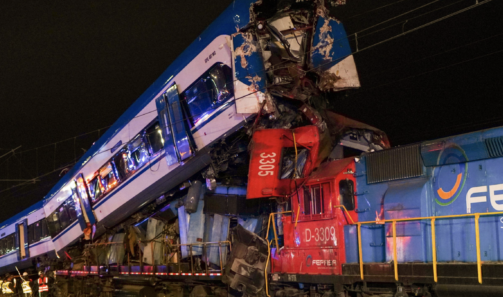 Összeroncsolódott vasúti szerelvények a chilei San Bernardo közelében történt vonatbaleset helyszínén | Fotó: Híradó.hu/MTI