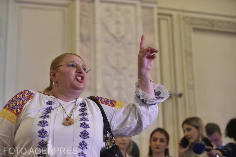 Diana Şoşoacă a román parlamentben. Brüsszeli cirkusz következik? Fotó: Agerpres
