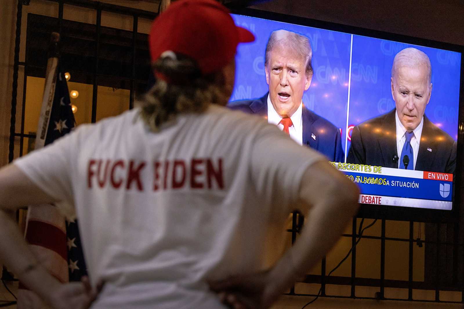 Trump-rajongó a tévé előtt Fotó: Agerpres 