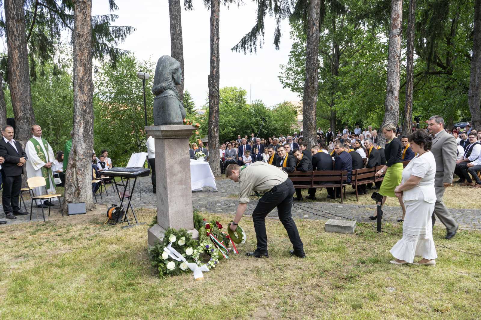 Megkoszorúzták a mecénás bárónő mellszobrát | A szerző felvétele