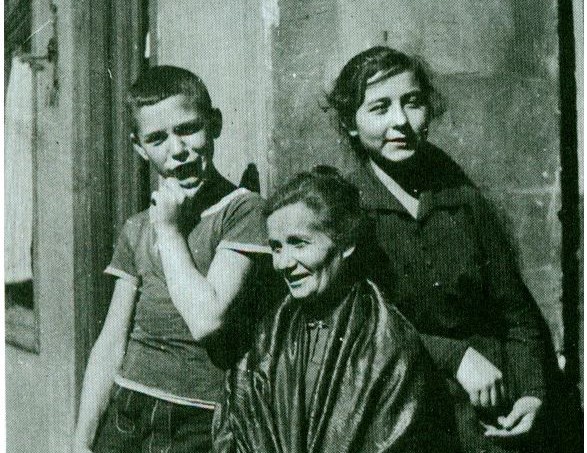 József Attila édesanyjával és nővérével/ Forrás: Fortepan
