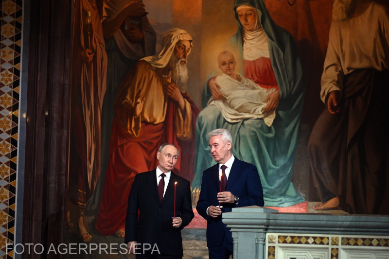 Az éjjeli liturgián az államfő is jelen volt, Szergej Szobjanyin moszkvai polgármester társaságában | Fotó: Agerpres/EPA