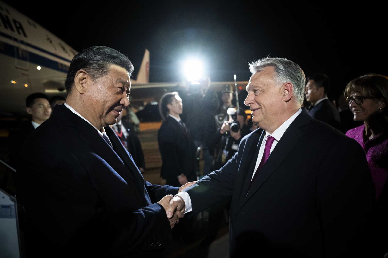 Orbán Viktor fogadta a repülőtéren a kínai elnököt  