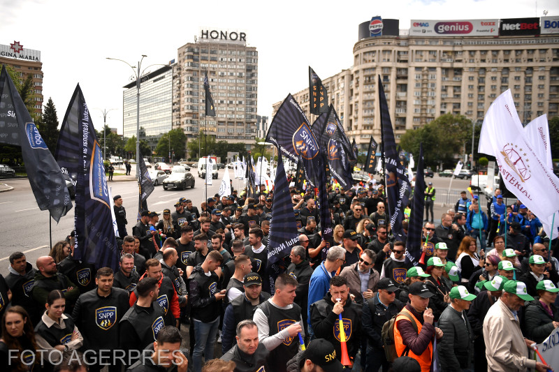 Az Országos Szakszervezeti Tömb (BNS) és 29 tagszervezete szervezésében hétfőn több ezren vonultak a kormány elé | Fotó: Agerpres