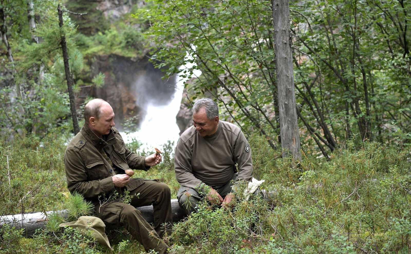 Szergej Sojgu Putyin kedvenc minisztere hírében állt - voltak évek, amikor hosszú napokig tartó túrákra vonultak el közösen horgászni a tuvai régióba Fotó: Bendarzsevszkij Anton Facebook oldala
