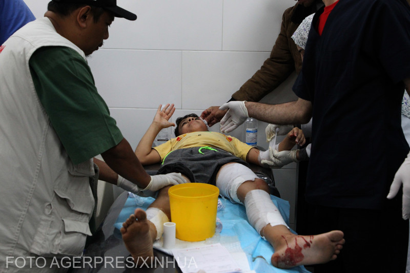 Egy sérült fiút kezelnek kórházban a Gázai övezet déli részén fekvő Rafah városában 2024. május 15-én. | Fotó: Agerpres