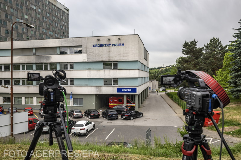 Tévékamerák állnak az F. D. Roosevelt Egyetemi Kórház előtt, ahol Robert Fico szlovák miniszterelnököt kezelik Besztercebányán | Fotó: Agerpres