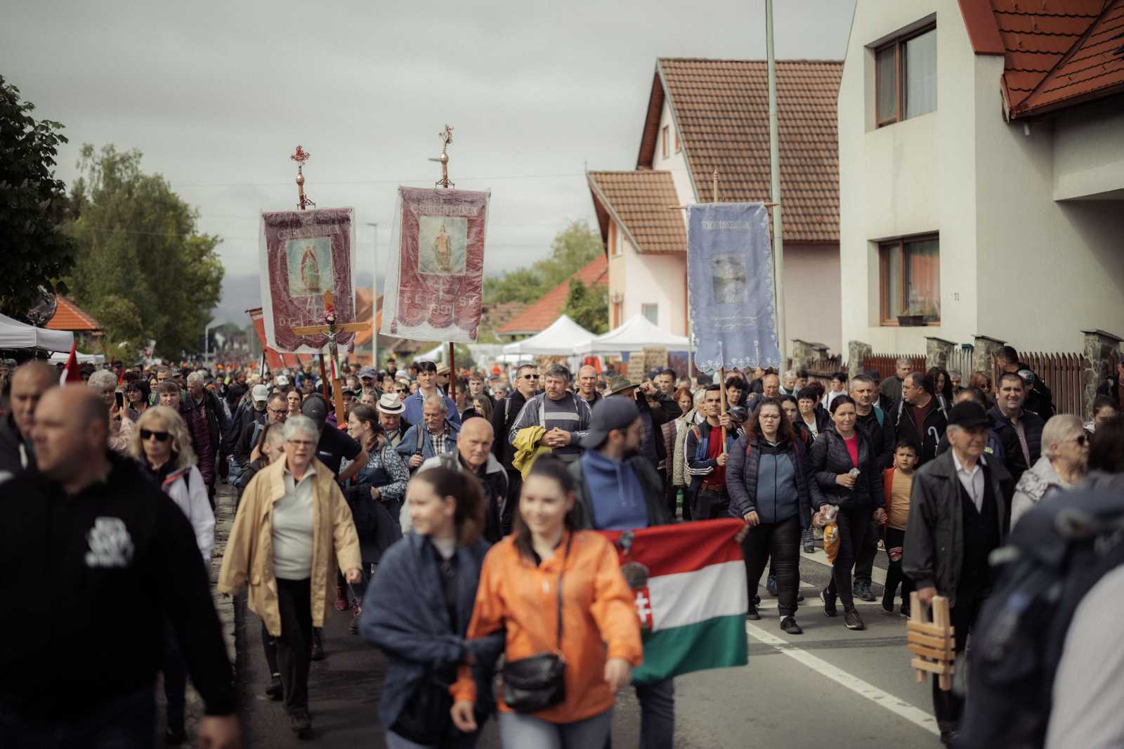 A pünkösdi búcsún nem csak erdélyiek vettek részt, mintegy kétezren érkeztek Magyarországról, de a világ minden tájáról eljöttek a Hármashalom-oltárhoz.