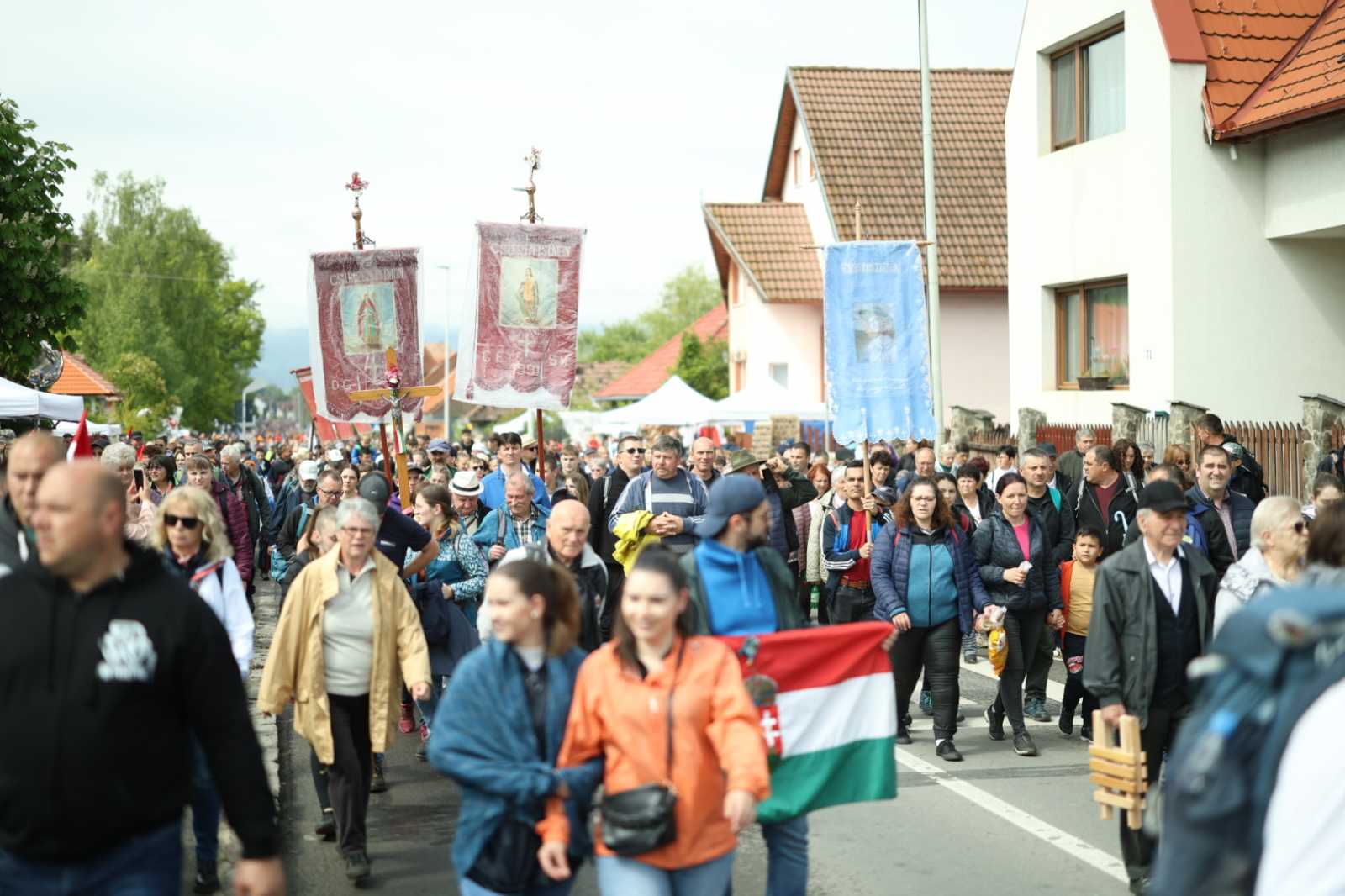A tömeg ellepte Csíkszereda utcáit, a kegytemplomból a zarándokok zászlókkal a kezükben Csíksomlyó felé indultak, miközben egyházi dalokat énekeltek.