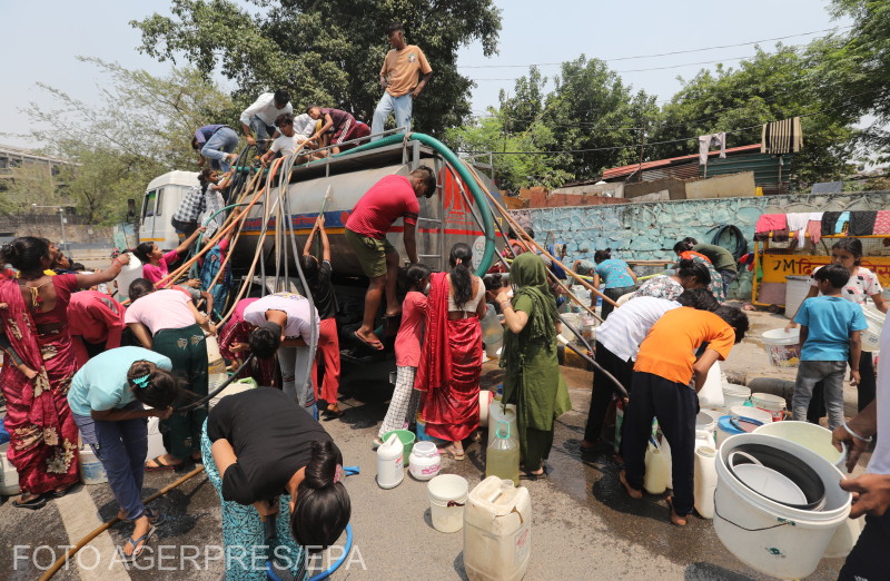 Tartálykocsiból kapnak vizet az emberek egy ideiglenes településen, Chankyapuriban, Újdelhiben. Mivel nem áll rendelkezésre megfelelő vezetékes vízellátás, a tábor lakói naponta kétszer innen kapnak vizet. | Fotó: Agerpres