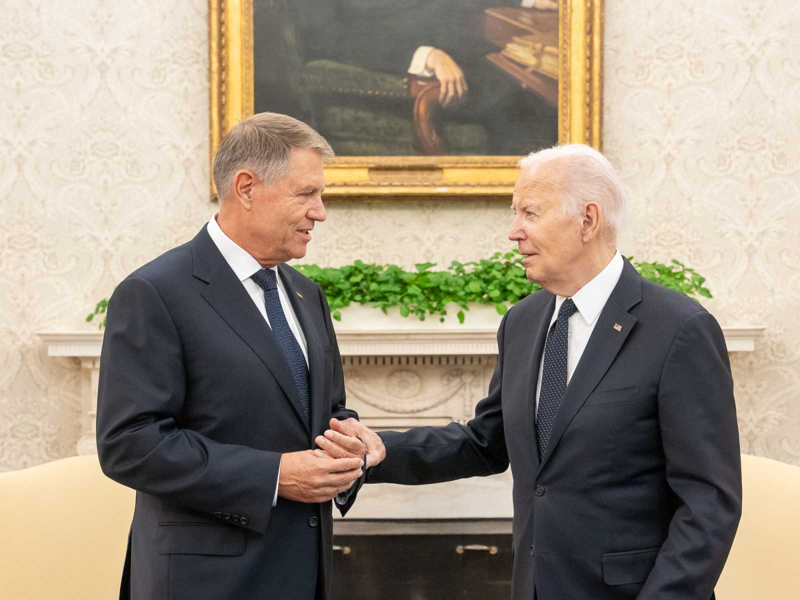 Iohannis és Joe Biden amerikai elnök Washingtonban. Állítólag a román államfő már megállapodott kiemelt szövetségeseivel. Ennek megfelelően június elején, azaz egy hónappal a washingtoni NATO-csúcs előtt kilép a NATO-főtitkári versenyből Fotó: Klaus Iohannis Facebook oldala