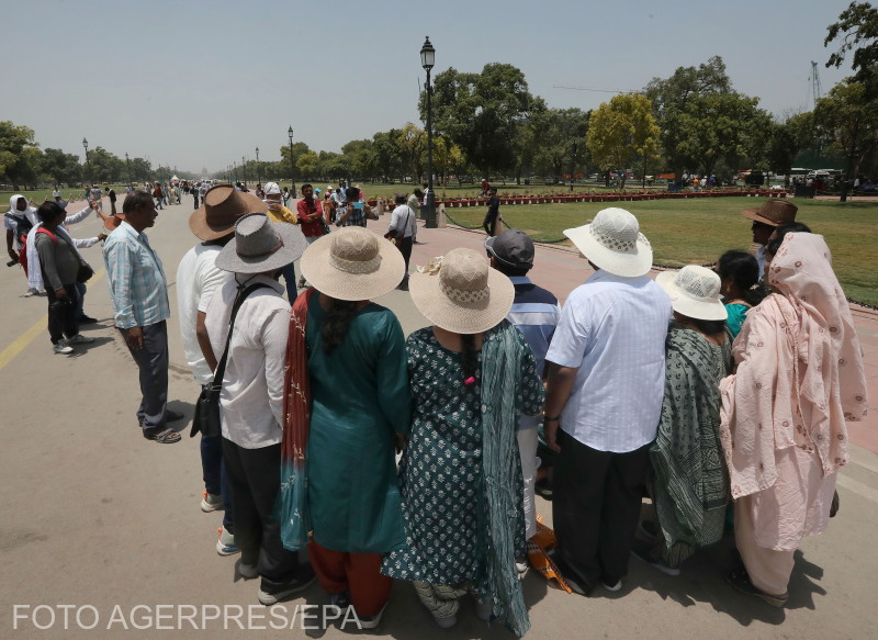 Turisták egy csoportja napszemüvegben és kalapban Újdelhiben. Az indiai meteorológiai szolgálat vörös hőségriasztást adott ki Delhi, Rádzsasztán, Haryana, Pandzsáb és Madhya Pradesh tartományokra | Fotó: Agerpres