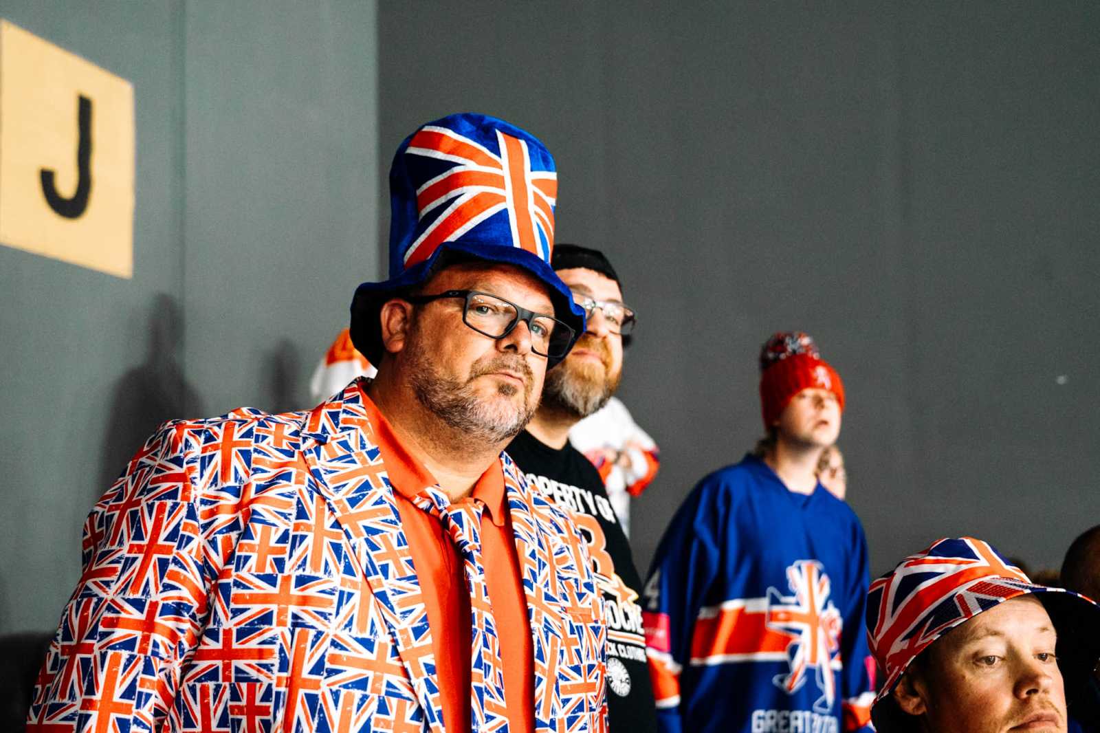 Brit nemzeti színeket viselő szurkolók