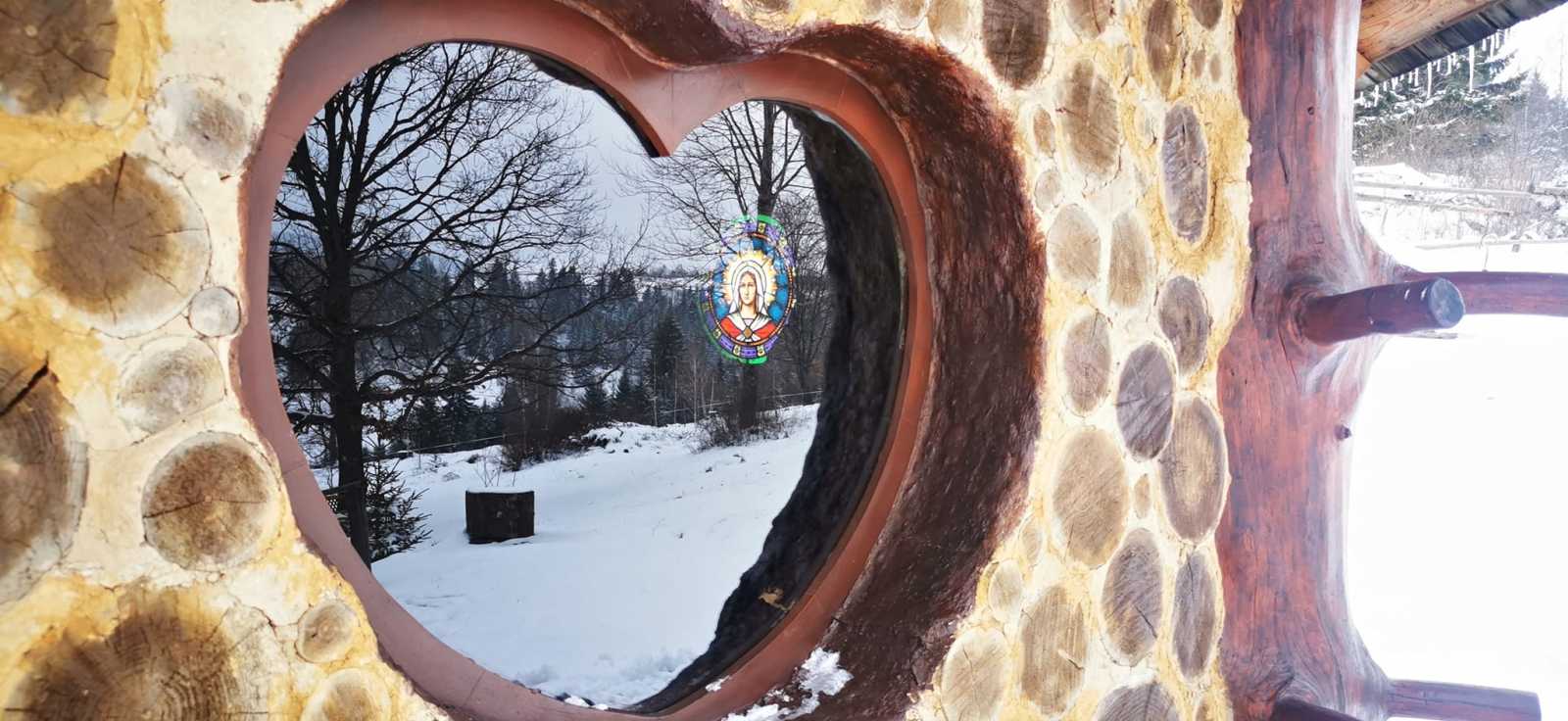 A csinódi kápolna ablaka./ Fotó: Nagy Gergő