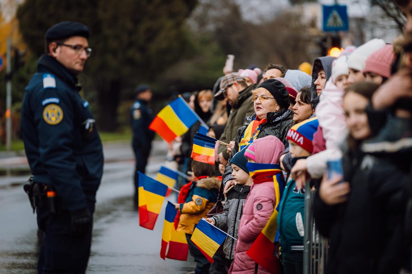 Nemzeti színű lobogókkal fogadták a felvonuló katonákat | Fotó: Marosvásárhely Polgármesteri Hivatala