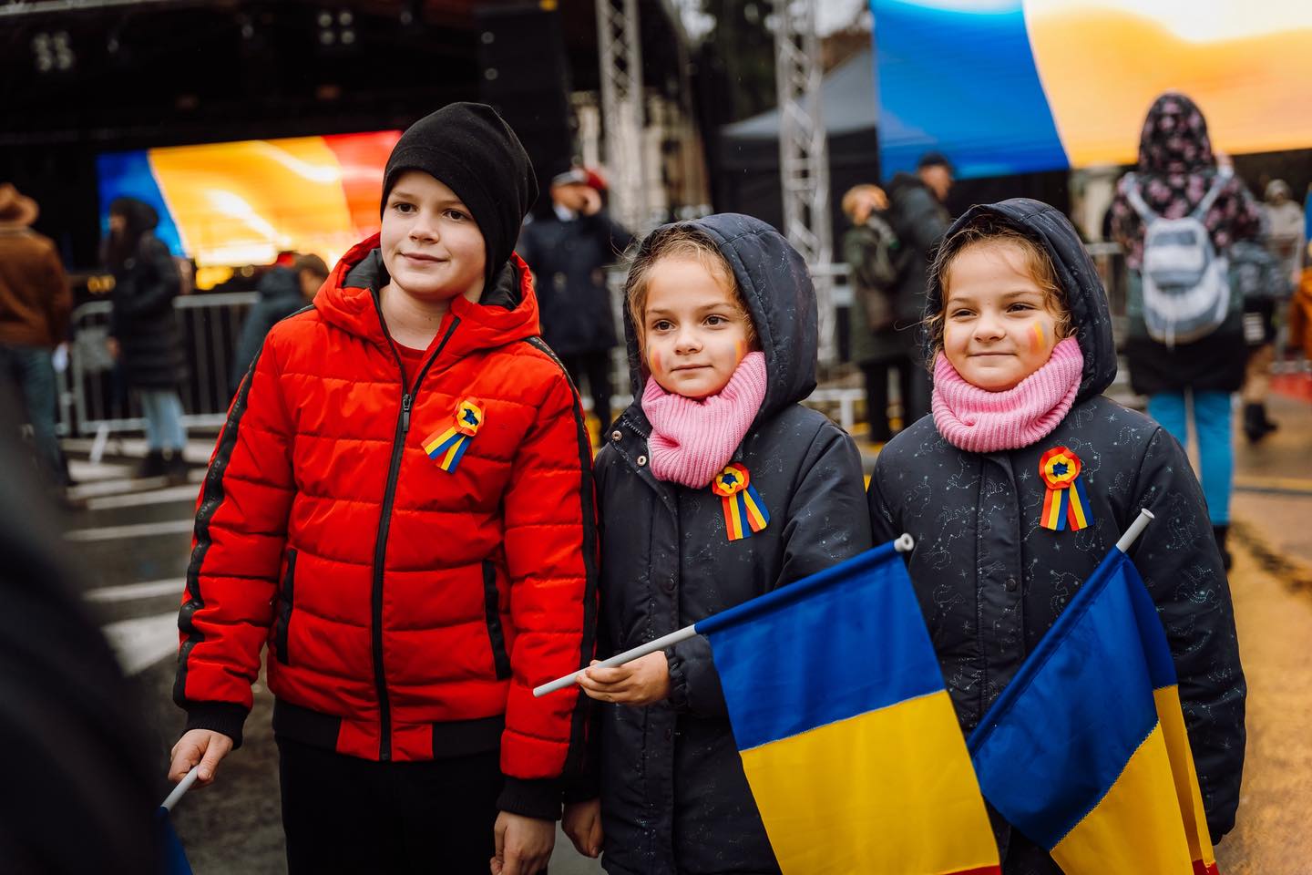 Az arcokra is nemzeti színű festék kerül | Fotó: Marosvásárhely Polgármesteri Hivatala