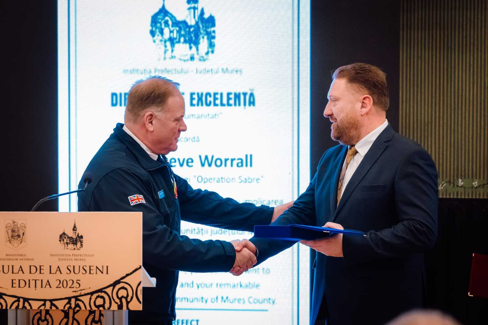 Steve Worrall, az Operation Sabre alapítója és elnöke és Barabási Antal Szabolcs | Fotó: Maros Megyei Prefektusi Hivatal