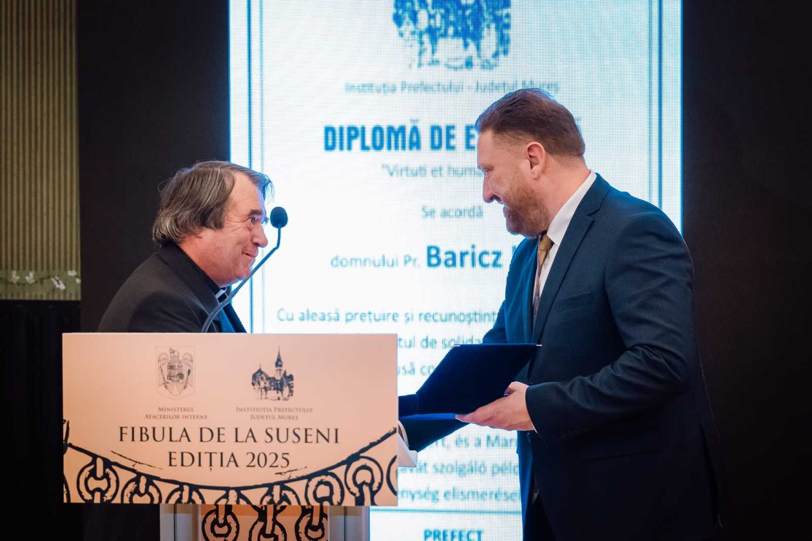 Baricz Lajos plébános, költő és a Szentszék tanácsosa illetve Barabási Antal Szabolcs prefektus | Fotó: Maros Megyei Prefektusi Hivatal