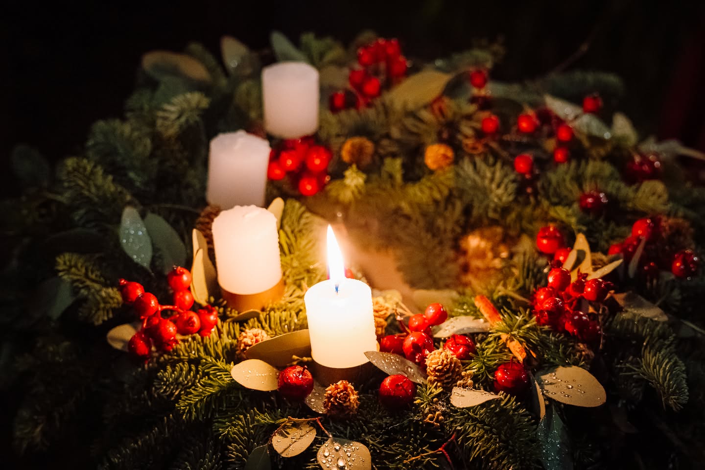 Fellobant a adventi koszorú első gyertyája | Fotó forrása: Maris Cristian Daniel